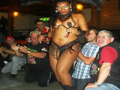 Oulala c est chaud bouillant les danseurs brasilians!