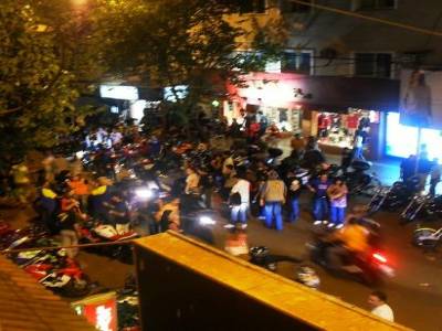 Vue de notre auberge, c etait le we ou tous les bikers argentins se reunissaient...juste sous notre fenetre...la sono a fond, des burns de partout...c etait horrible!!!!!!!!!
