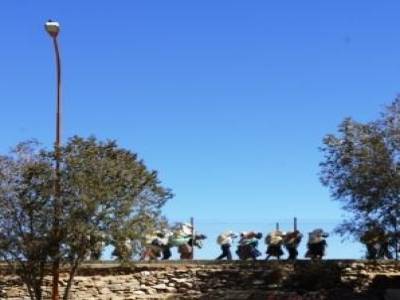 A la frontiere, a Villazon. Des centaines de boliviens font l´aller-retour de chaque cote de la frontiere en transportant des marchandises sur leur dos!!
