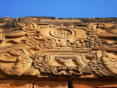 le haut relief de la porte, sculpte par les guaranis
