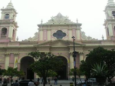 la cathedrale vanille-fraise de salta