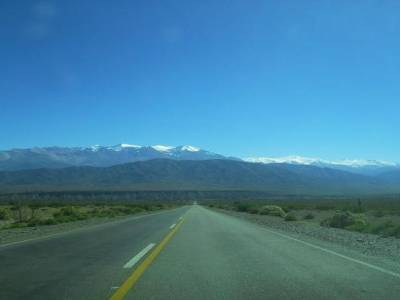 au bout de la route, se dressent des montagnes de plus de 6.500 metres !