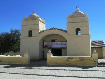 léglise de Molinos, avec une charpente en bois de cactus et un chemin de croix en laine dÁlpaga