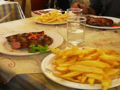 le steack argentin dans toute sa saveur ! 10 Euros les 500 grammes de boeuf aux hormones elevees aux OGM transgeniques et a la farine animale, enrichie aux antibiotiques mais c pas automatique