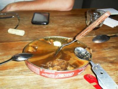 miam miam ! du klug argentin, sorte de flan dur a la confiture de lait (dulce de leche) et au chocolat (transgenique, aux ogm etc...)