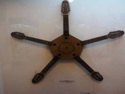 L´un des nombreux instruments boliviens. Original celui ci...