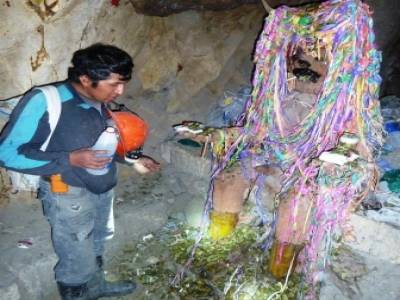 Notre guide, avec El Tio (equivalent masculin de la Pachamama), dieu protecteur des mineurs