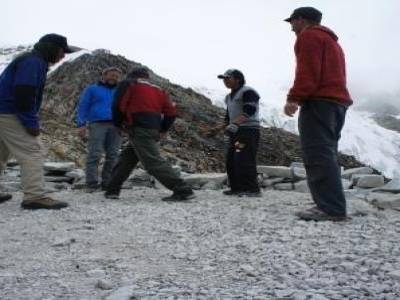 Partie de foot le deuxieme jour du huayna. On est a plus de 5000m, entoure du vide. Si la balle tombe, on est quitte pour la recuperer 150m plus bas. La, c´est Ricardo, un guide qui s´y colle...