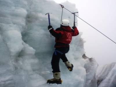 Premier jour au Huayna. Initiation avec crampons et piolet a l´escalade de glacier...