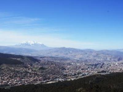 La Paz, a plus de 3600m, enclavee dans les montagnes. Au loin, on peuut voir l´Illimani, qui culmine a plus de 6400m, montagne sacree