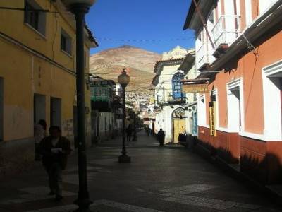 les ruelles de Potosi, avec en arriere plan, le Cerro Rico (la colline riche)