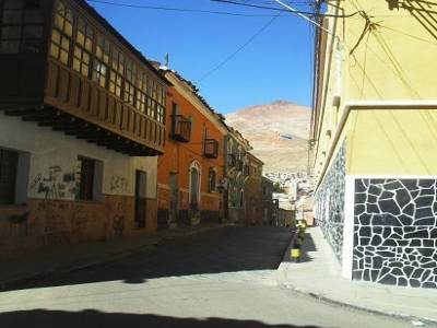 une autre ruelle, toujours avec le Cerro Rico (colline qui a enrichit la´espagne colonialiste a elle toute seule tellement y´a que de lárgent a línterieur)