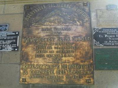 une plaque qui stipule que les espagnols sont bien proprietaire de la colline, des villages et gens qui sont avec. Avec ca c officiel, c lécomienda...