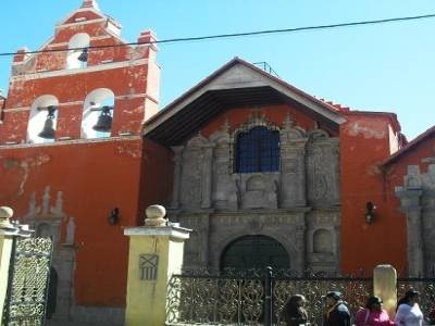 une eglise rouge baroque