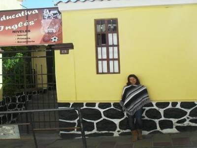 Amelie et son nouveau poncho, qui lui permet de se camoufler, de passer inapercu dans les rues de Bolivie