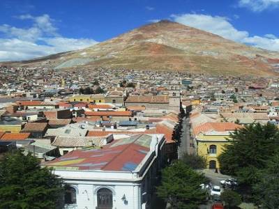 le cerro rico est la montagne qui domine Potosi : c en fait une gigantesque mine ou des milliers de travailleurs  sénfonce tous les jours et souvent y meurent (moyenne dáge : 45 ans)
