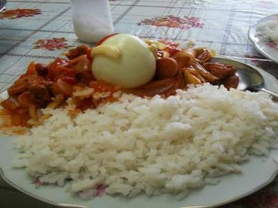 la nourriture du marche, pour 10 bolos (1 euro) : du riz, des patates, des oignons, de la viande, un oeuf et de la sauce.....le tout pese a peu pres 2.5 kg