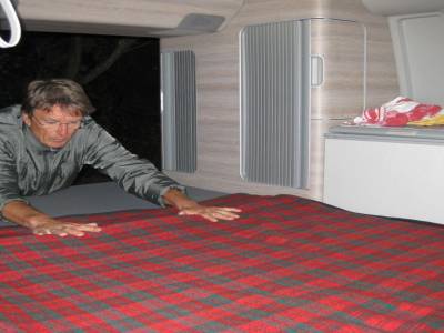 Daniel prépare le lit pour Hervé