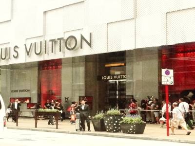 Les files d'attente pour rentrer dans les magasins de luxe