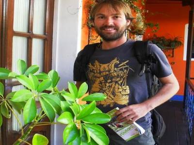 Thomas heureux de rentrer dans un hotel ou il y a l eau chaude, les toilettes et la tele!!