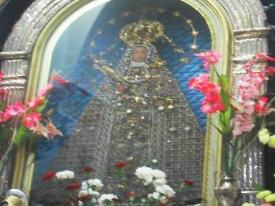 La vierga de Guadaloupe... Et ben ils l ont pas loupe en effet, y a au moins 10 millions de dollars de pierre precieuses sur sa robe!!"