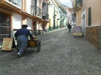 une jolie petite rue dans le quartier colonial (la rue de la croie verte, calle de la cruz verde) ou il y a 4 musees, rien que ca !