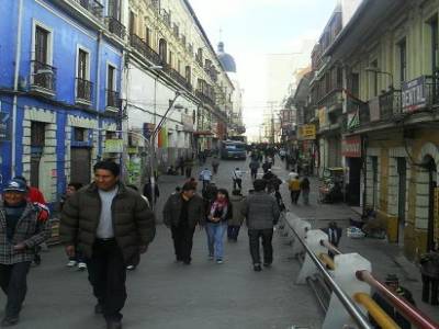 la rue commercante de la paz (enfin commercante, avec des boutiques, c plus juste...passque en fait toute la ville est un immense marche, partout dans toutes les rues...)