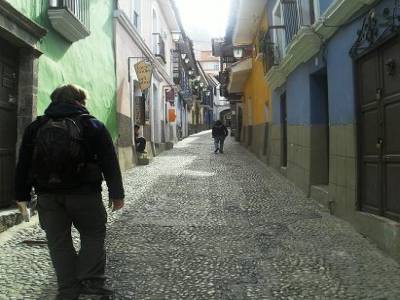 la rue toute jolie, infestee de touristes