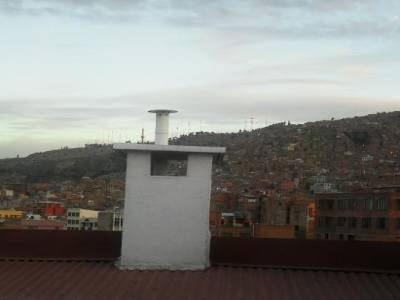vue depuis le toit de notre hotel au soleil couchant. Vue sur le quartier El Alto, banlieue hyper pauvre de la paz : c joli de loin non ?