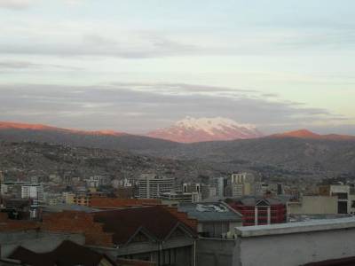 le mont Illimani, qui domine La Paz du haut de ses 6.500 et qql metres