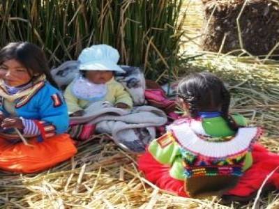 Enfants sur l´ile flottante UROS