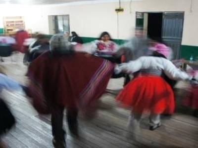 Soiree dansante sur l´ile de Taquile, touristes et peruviens melanges