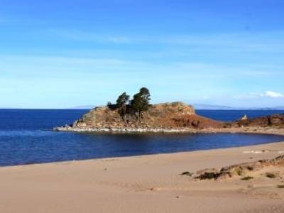 Une plage, sur l´ile de Taquile. Pas un touriste, pas un bruit... et une vue sur les montagnes de la cordilliere