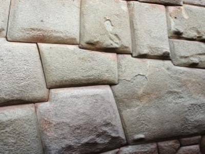 La fameuse pierre taillee de Cuzco... pas de ciment, des pierres qui se joignent parfaitement