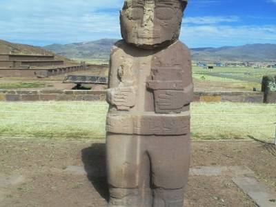 Sur le site de Tiwanaku, des monolithes impressionnat : ca date de 1.200 avant JC ! 