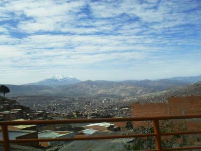 vue de la Paz depuis le quartie de lÁlto, avec dans le fon, le magnifique mont Illimani