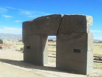 la fameuse porte du soleil de Tiwanaku celebre dans le monde entier