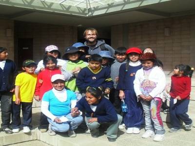 Au musee de Tiwanaku, on a ete accapares par une ecole : photos, autographes, sourires... un moment genial !