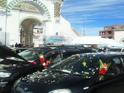 A Copacabana, tous les jours des voitures viennent se faire benir devant la cathedrale ! pendant ce temps, les proprio boivent de la biere...