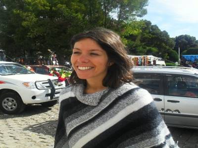 Amelie vient de se faire eclabousser par de l´eau benite ! elle est touchee par la grace divine ! Ah non, cétait de la biere.