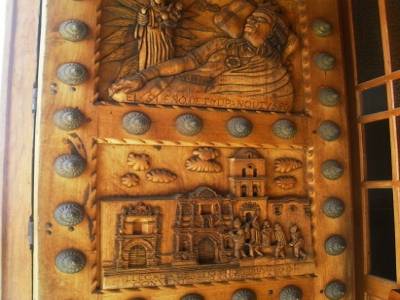 Original : toutes les representations sont basees sur des modeles indiens ! Et pendant la messe, le coeur est en Quechua aussi !
