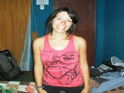Amelie dans la chambre : c le seul endroit ou elle peut montrer son super t-shirt Bouddha !