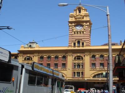 Flinders Street Station et un tram