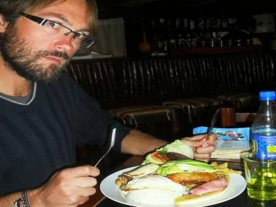 un plat a 4 euros au perou : des patates, du riz, un ouef, du poulet, de la salade, un avocat .;-), de la banane, du jambon....
