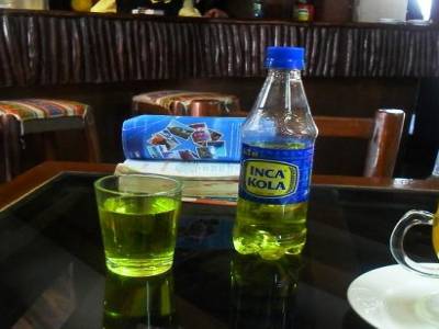 le coca du perou... ca ressemble a de la pisse, ca a l´odeur de la pisse, mais le gout de bubble gum... bizarre.