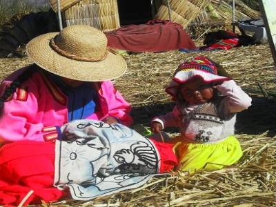 les gens vivant sur les iles Uros... ce sont pas des Uros ! mais des indiens Aymaras qui ont repris ce style de vie, pour faire style !