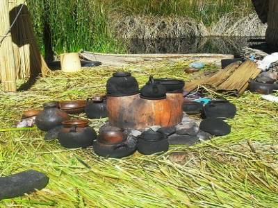 cuisine sur les iles en roseau : faut pas en renverser, sinon la maison part en fumee...