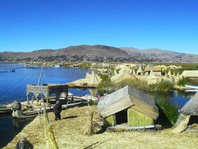vue des iles Uros depuis le Mirador (la ou on promene nos corps...)