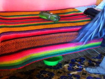 Voila qui explique la photo 12 ! sous le lit se trouve... le pot de chambre !