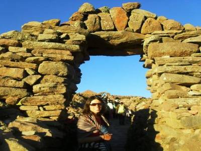 Sur le fameux chemin qui mene au sommet de la colline, jusquáu temple de la pachamama (desse de la terre), Amelie est rayonnante dans les rayons du soleil couchant !